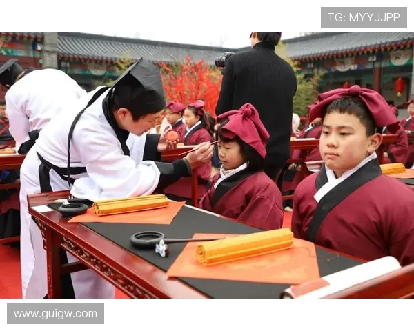 李泓澎的成长之路与艺术追求:从少年到成年的蜕变与探索 李泓澎的成长之路与艺术追求:从少年到成年的蜕变与探索