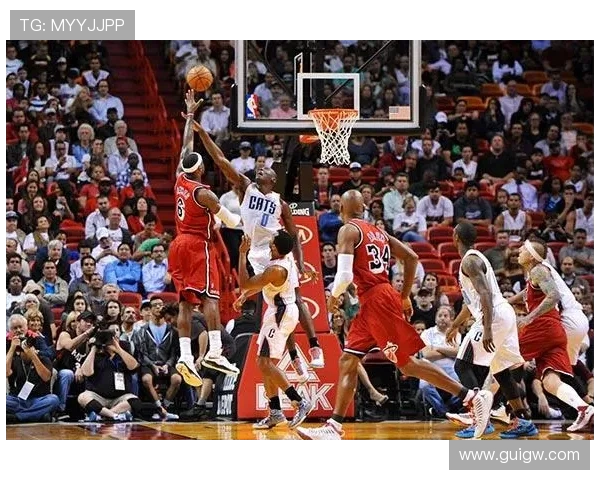 热火与山猫激战成61分悬殊比分赛场精彩瞬间回顾与分析